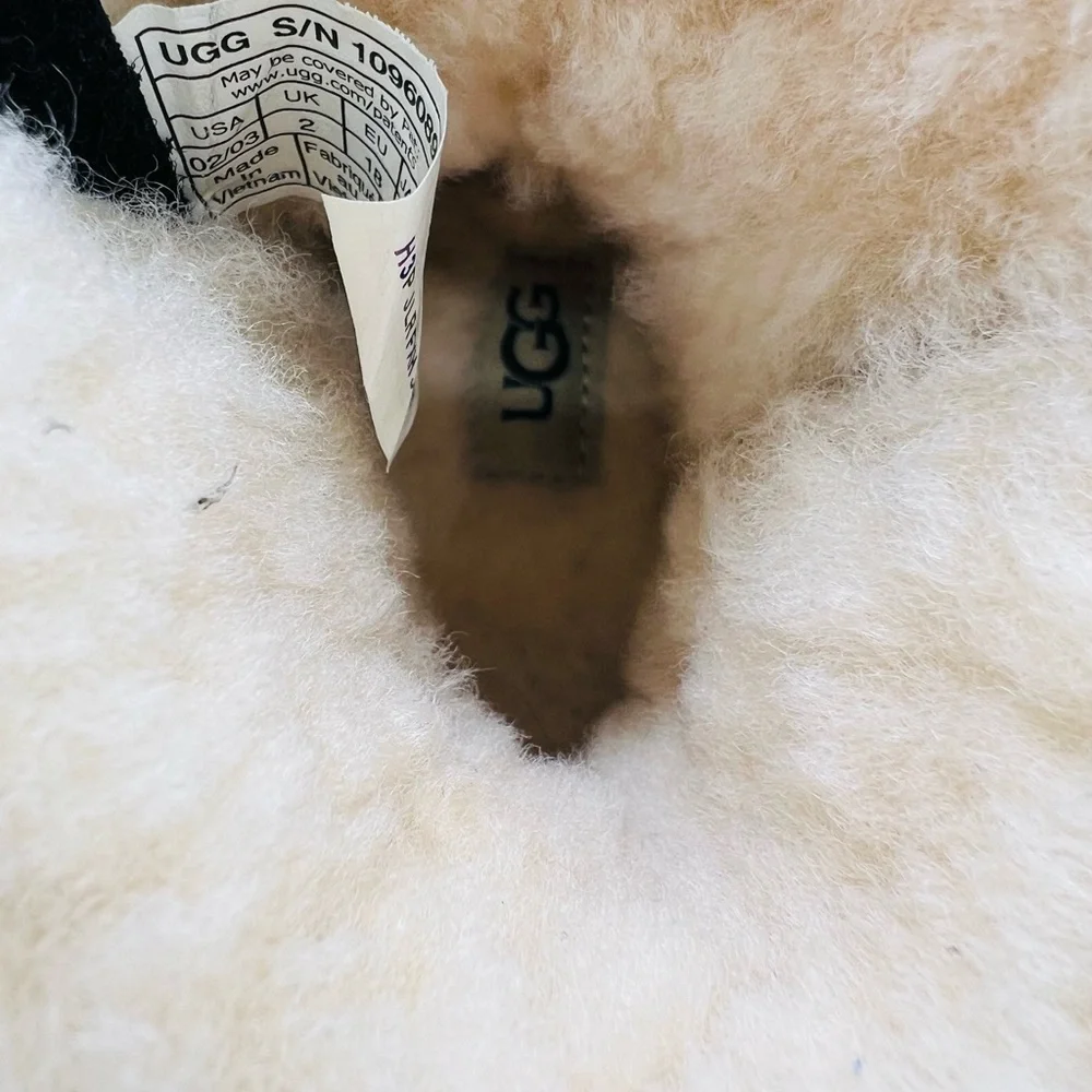 UGG stylish black